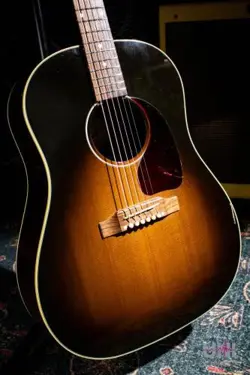GIBSON J-45 STANDARD / 2013 TRACKING NUMBER