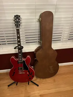 2015 GIBSON ES-335 W/HARD CASE.