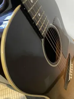 EDITION ACOUSTIC GUITAR