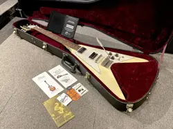 GIBSON CUSTOM SHOP 1967 FLYING V MAESTRO VOS VINTAGE WHITE