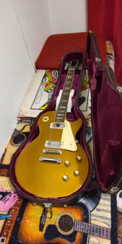 1974 GIBSON LES PAUL DELUXE GOLD TOP ELECTRIC GUITAR W/ ORIGINAL HARD CASE - VIN