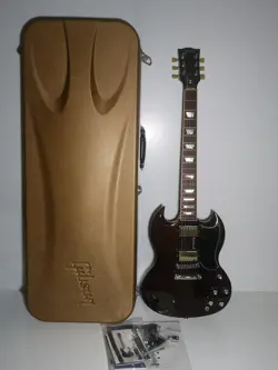 GIFU-BASED ELECTRIC GUITAR WITH CASE GIBSON USA