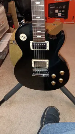 2000-2001 GLOSS BLACK GIBSON LES PAUL SPECIAL WITH HARDSHELL CASE.