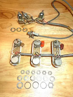 THREE PICKUP ELECTRONIC