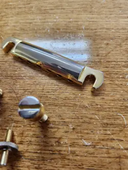 STUDS GOLD