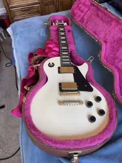 GIBSON LES PAUL STUDIO USA ALPINE WHITE WITH ROAD-WORN HARDSHELL CASE