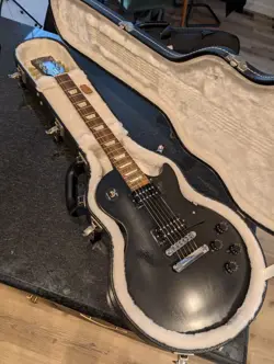 2010 GIBSON LES PAUL STUDIO - BLACK - HARDSHELL CASE INCLUDED