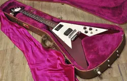 GIBSON FLYING V '67 CHERRY  2000 ELECTRIC GUITAR W/HARD CASE