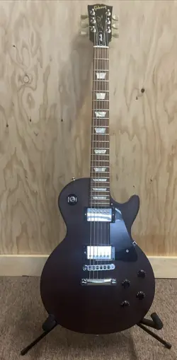 GIBSON LES PAUL STUDIO WITH CASE  GREAT SOUNDING