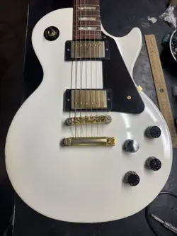 GIBSON LES PAUL STUDIO 2012 IN ALPINE WHITE WITH ORIGINAL CASE & MANUAL USA