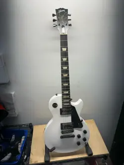 GIBSON LES PAUL STUDIO 2022 ALPINE WHITE ELECTRIC GUITAR (E10041221)