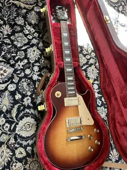 2023 GIBSON LES PAUL STANDARD. MINT!! ORIGINAL CASE AND ALL CASE CANDY INCLUDED!