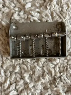 1976 GIBSON GRABBER BASS BRIDGE (1 SADDLE NOT ORIGINAL)