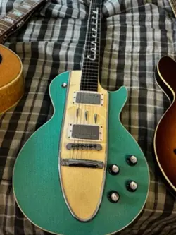 GIBSON CORVETTE ELECTRIC GUITAR 1960S VINTAGE WITH ORIGINAL CASE
