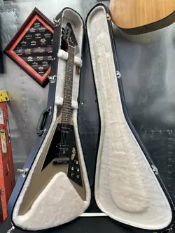 2013 GIBSON GOVERNMENT SERIES FLYING V II 2 - TAN W/ ORIGINAL HARD SHELL CASE