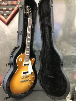 2020 GIBSON LES PAUL CLASSIC HONEYBURST RH BRAND NEW NEVER USED W/ ORIGINAL CASE