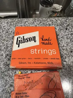 GIBSON BRONZE HAND MADE BRONZE GUITAR STRINGS MADE IN USA SET OF 5