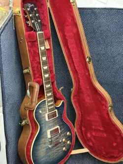 GIBSON LES PAUL STANDARD BLUEBERRY BURST IN CASE