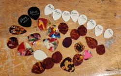 LOT OF VINTAGE STRINGS AND PICKS (FENDER, GIBSON, BLACK DIAMOND)