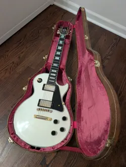2017 GIBSON LES PAUL CUSTOM IN ALPINE WHITE