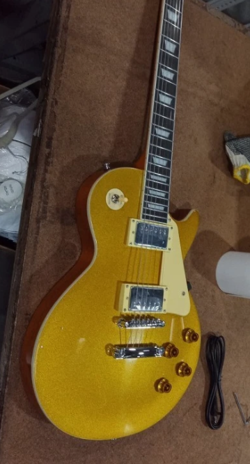 LOW PICE??JUST ONE LP ELECTRIC GUITAR ,MICRO DEFECTS ,FIGURE 3 SHOW THE FLAWS US