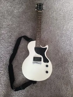 GIBSON MAESTRO ELECTRIC GUITAR WITH AMP/CASE/EXTRA STRINGS AND MORE.