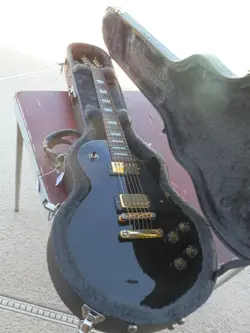 2002  GIBSON LES PAUL STUDIO,EBONY,GOLD HARDWARE,ORIGINAL CASE VERY NICE. KLEEN