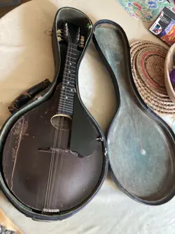 GIBSON STYLE A JUNIOR MANDOLIN NEEDS RESTORATION, C. 1922-23