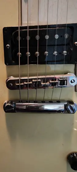 WHITE GUITAR