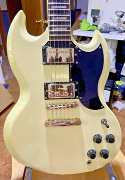 VINTAGE VS6 REISSUED ELECTRIC GUITAR  VINTAGE WHITE/GOLD, SIMILAR TO GIBSON SG