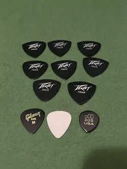 GUITAR PICKS LOT OF 11 JIM DUNLOP, GIBSON, PEAVEY
