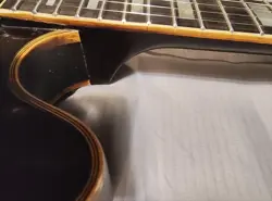 SEMI-HOLLOW BODY GUITAR