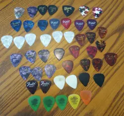LOT OF 48 VINTAGE FENDER GUITAR PICKS JIM DUNLOP TORTEX GIBSON MEDIUM USED