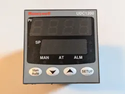 HONEYWELL UDC1200 MICRO-PRO TEMPERATURE CONTROLLER DC120L 211001000