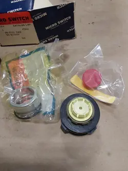 NOS RED PUSHBUTTON PTP43 MICRO/HONEYWELL E3