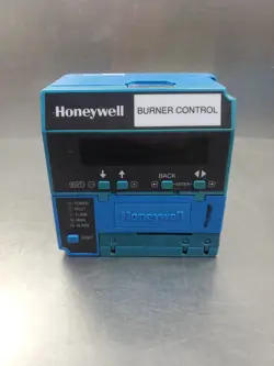 HONEYWELL RM7890A 1015 REV E BURNER CONTROL MODULE.                        4E-40