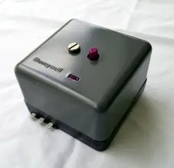 HONEYWELL RA890G1229  UV PROTECTORELAY FSG BURNER CONTROL RA890 G 1229