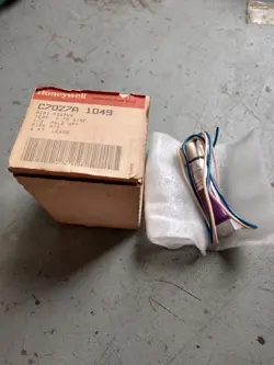 BRAND NEW NOS HONEYWELL C7027A 1049 FLAME DETECTOR SENSOR
