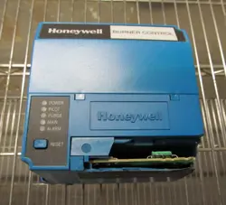 HONEYWELL RM7896 D 1027 BURNER CONTROL,RM7896D1027 (HOUSING BROKEN)