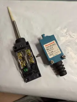 HONEYWELL SZL-VL-F LIMIT SWITCH REMOVED FROM STOCK ROOM CRACKED COVER