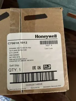 NEW HONEYWELL C7061A1012 UV FLAME DETECTOR C7061A1012 IN BOX