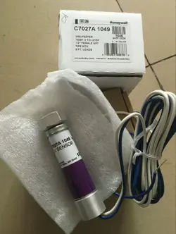 NEW IN BOX HONEYWELL C7027A1049 FLAME DETECTOR SENSOR