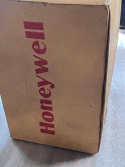 ----------NEW-------HONEYWELL C7061A1038
