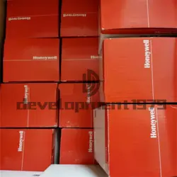 ONE NEW HONEYWELL DC1040CT-301000-E TEMPERATURE CONTROLLER
