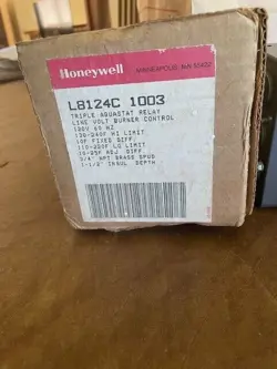 HONEYWELL L8124C1003 TRIPLE AQUASTAT RELAY LINE VOLT BURNER CONTROL NEW