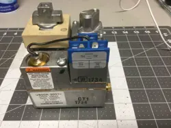 HONEYWELL V800A 3001 GAS VALVE.  (SR99)