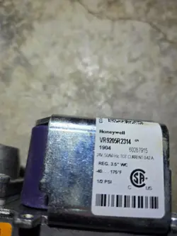 HONEYWELL VR9205R2314 NEW OLD STOCK GAS VALVE FOR TRANE FURNACE TUHMC100ACV4VAB