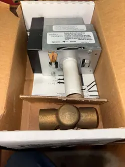 NEW EMERSON WHITE RODGERS 1361-102 HYDRONIC ZONE VALVE  B381