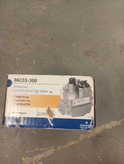 NEW-UNIVERSAL EMERSON 36C03-300 WHITE-RODGERS 36CO3-300 FURNACE BOILER GAS VALVE