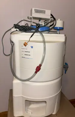 MILLIPORE 30 LITER STORAGE TANK WITH ULTRAVIOLET STERILIZATION SYSTEM